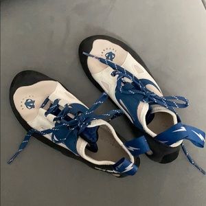 Indoor Rock Climbing Shoes - Evolve Skyhawk